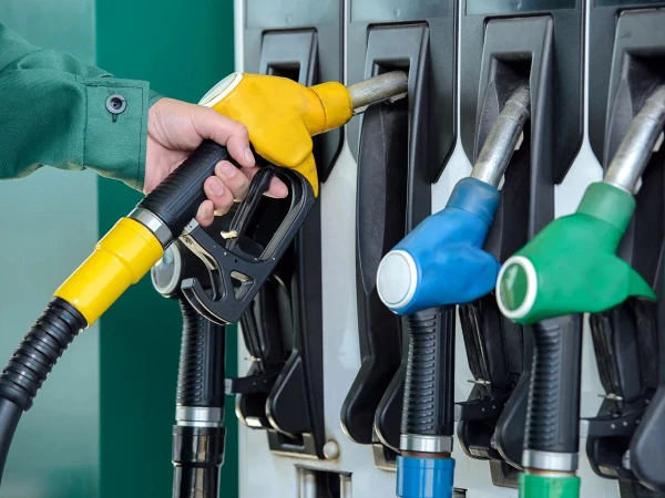 حکومت نے پیٹرول 78 روپے سستا ہونے کی خبروں کی تردید کر دی